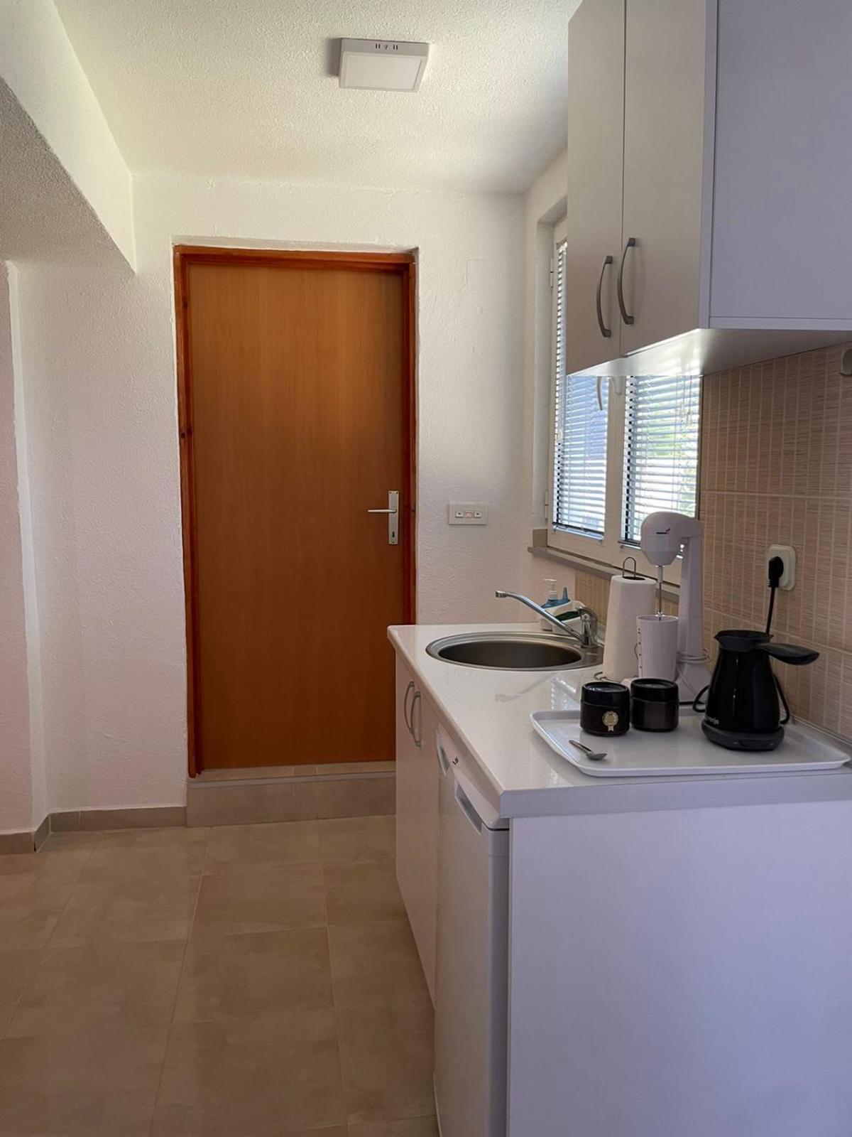 Tiki Apartments ゲヴゲリヤ エクステリア 写真